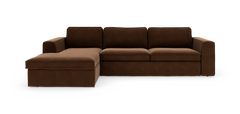 Brun hjørnesofa med chaiselong til venstre på hvid studie‑baggrund.