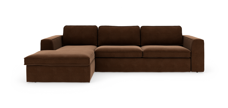 Brun hjørnesofa med chaiselong til venstre på hvid studie‑baggrund._ps
