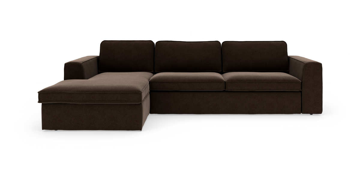 Brun modulsofa med venstrevendt chaiselong og brede armlæn, set forfra på frilagt hvid baggrund.