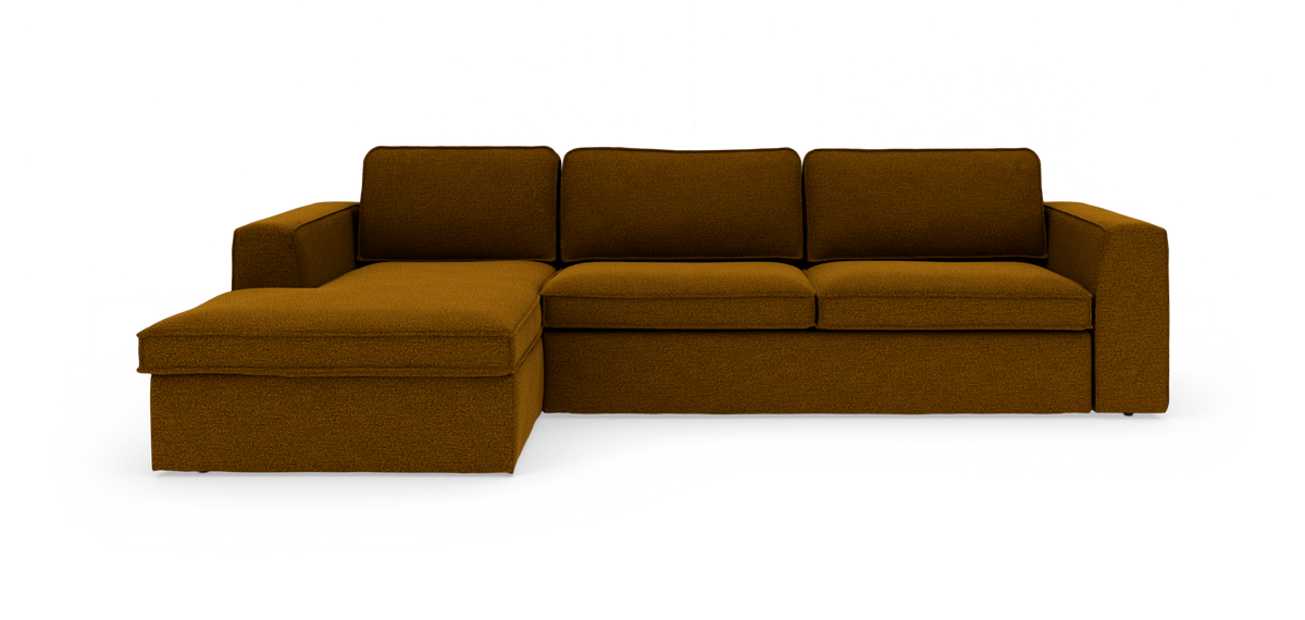 Modulær hjørnesofa med venstrevendt chaiselong i okkergul/brun tekstil, frilagt på hvid baggrund.