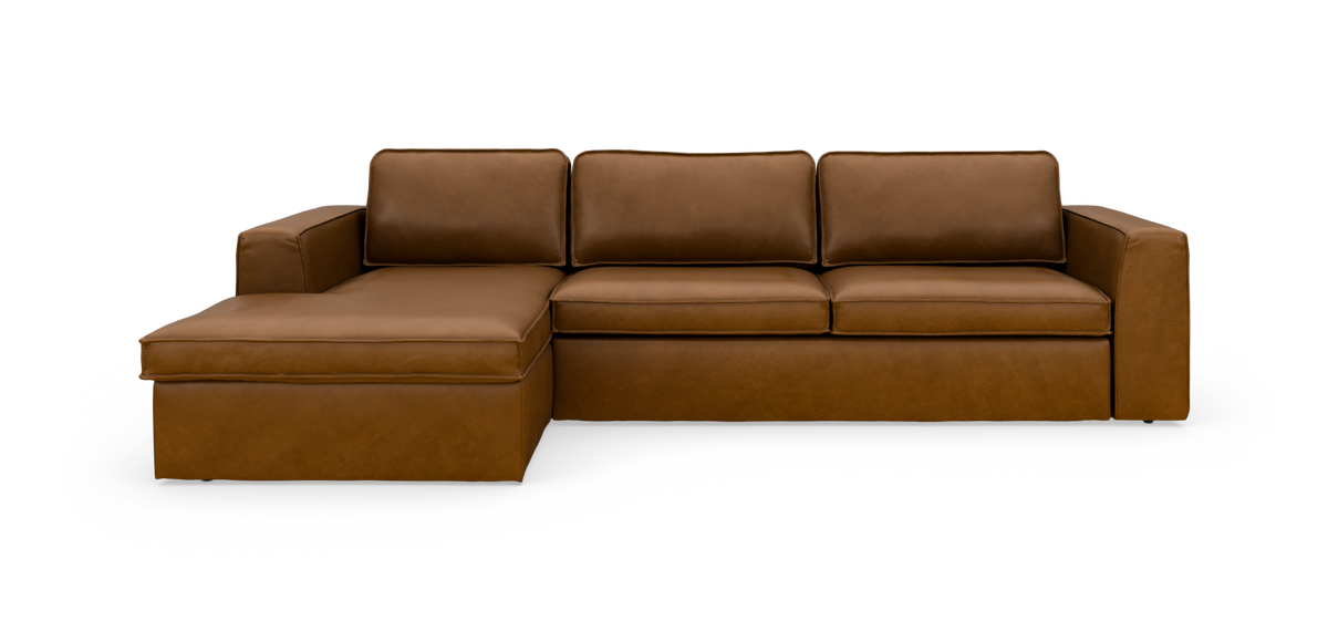 Brun læderhjørnesofa med venstrevendt chaiselong, fritlagt på hvid baggrund.