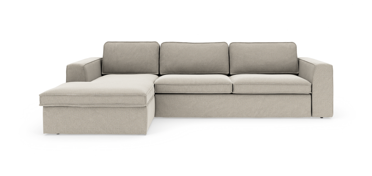 Beige modulsofa med venstre chaiselong, tre sæder og lige armlæn med løse ryghynder på hvid baggrund.
