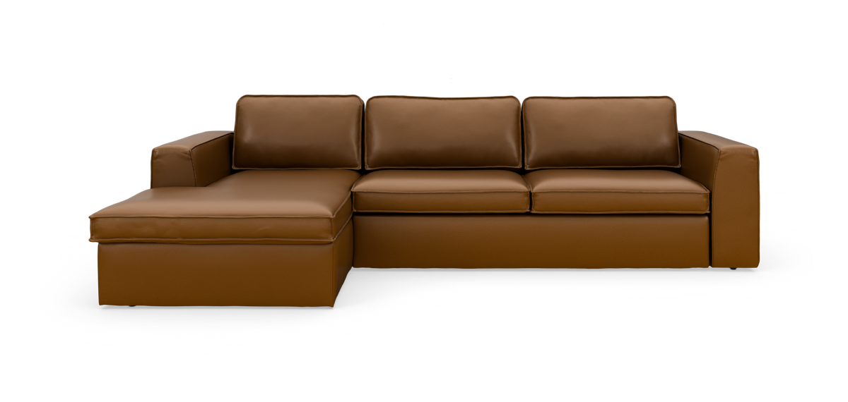Brun læderhjørnesofa med venstre chaiselong på hvid baggrund, set forfra.
