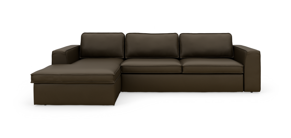 Mørkebrun hjørnesofa med venstrevendt chaiselong, tre ryghynder og lige armlæn, frilagt på hvid baggrund.