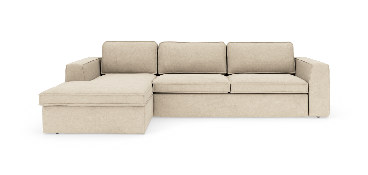 Beige hjørnesofa med venstre chaiselong, tre rygpuder og lige armlæn, frilagt på hvid baggrund.