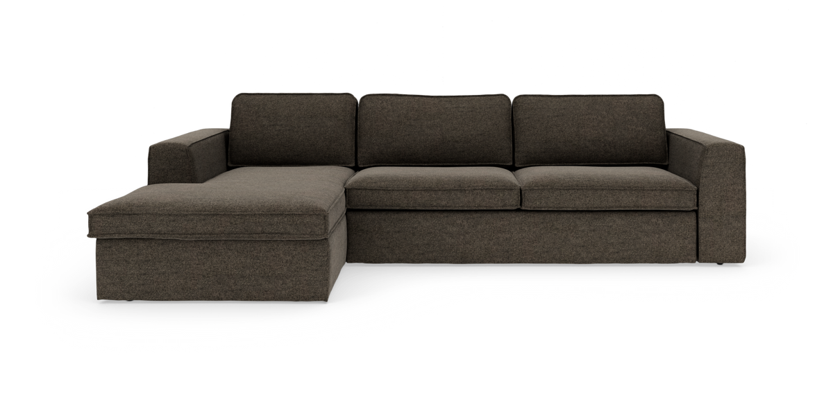 Mørkebrun hjørnesofa med venstrevendt chaiselong, enkel rektangulær form og brede armlæn, frilagt på hvid baggrund.