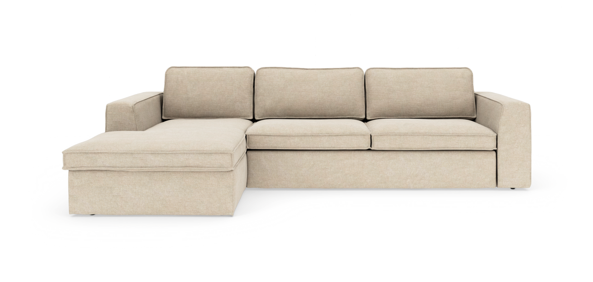 Beige modulsofa med venstrevendt chaiselong, tre ryghynder og brede armlæn i moderne stil.