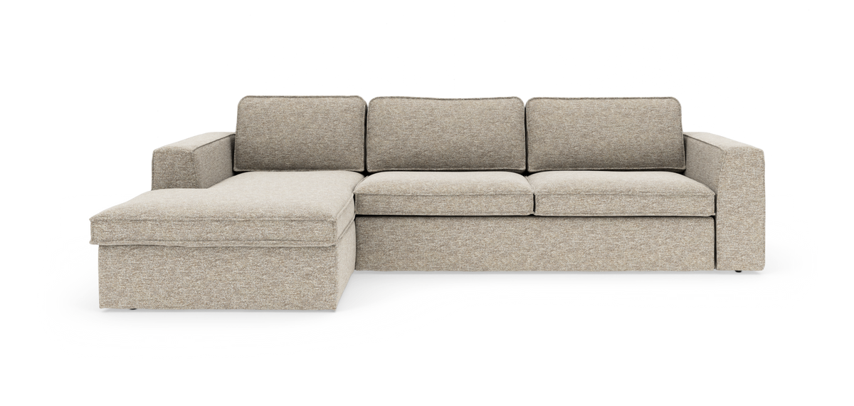 Beige hjørnesofa med venstre chaiselong i moderne stil, frilagt på hvid baggrund.