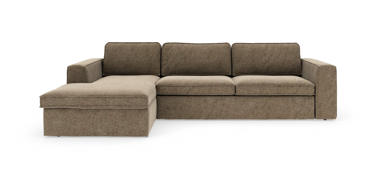 Brun modulsofa med chaiselong til venstre, frontvisning frilagt på hvid baggrund.