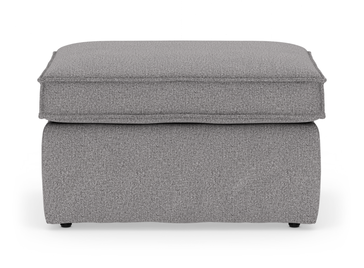 Grå stofbetrukket ottoman/fodskammel set direkte forfra.