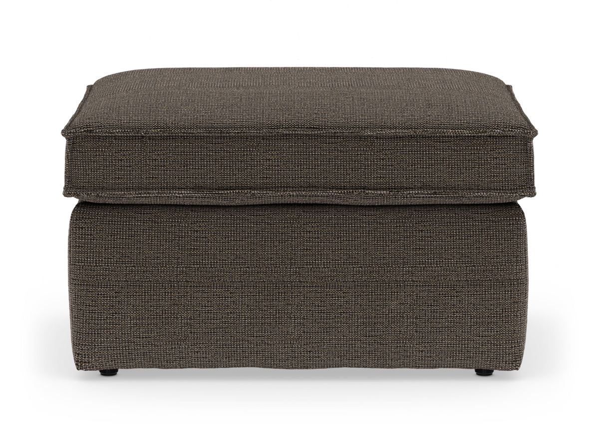 Brun stofpuf/ottoman med blød top, frilagt på hvid baggrund.