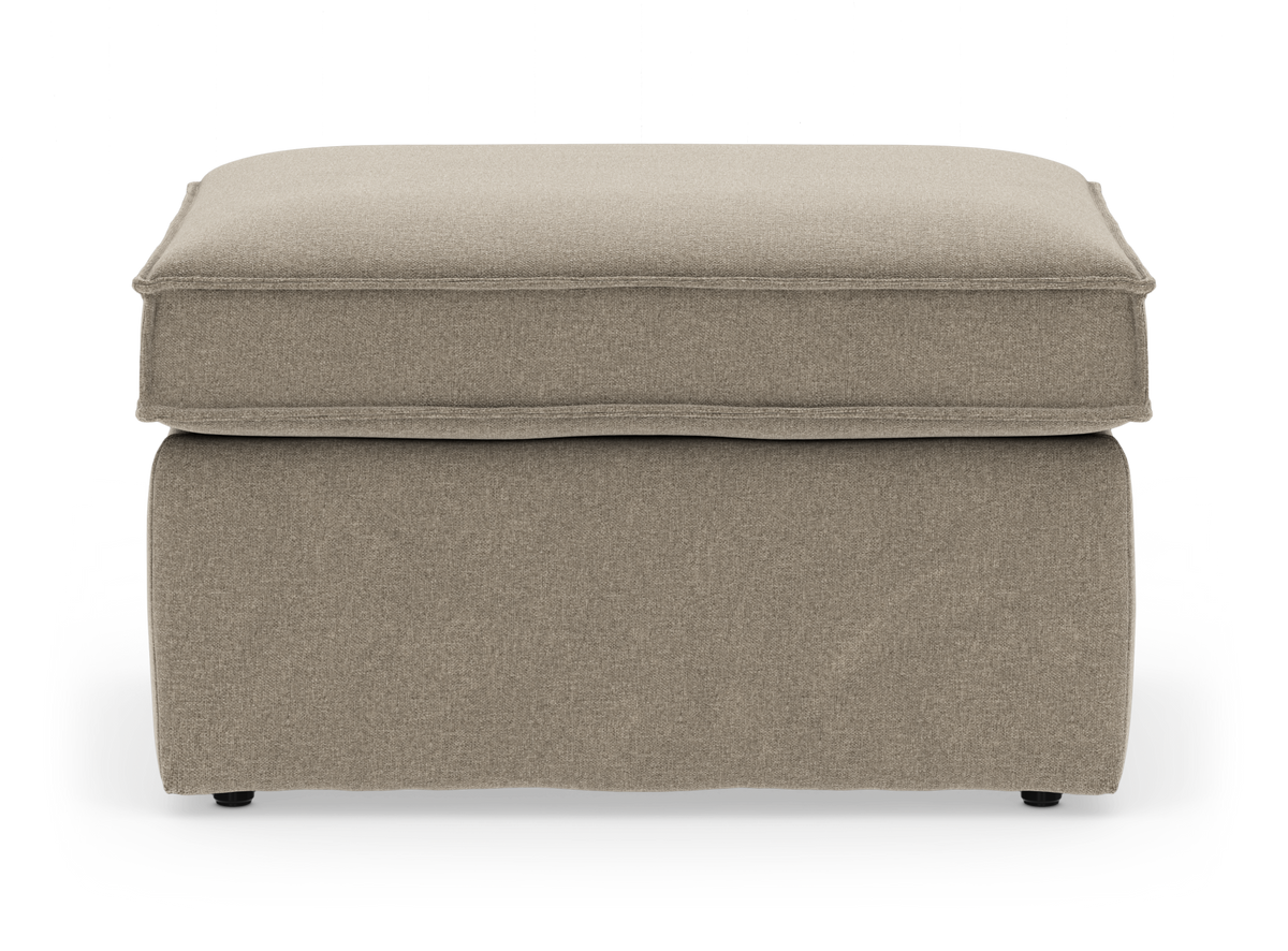 Beige stofbetrukket ottoman/puf med blød top set forfra, fritlagt på hvid baggrund.