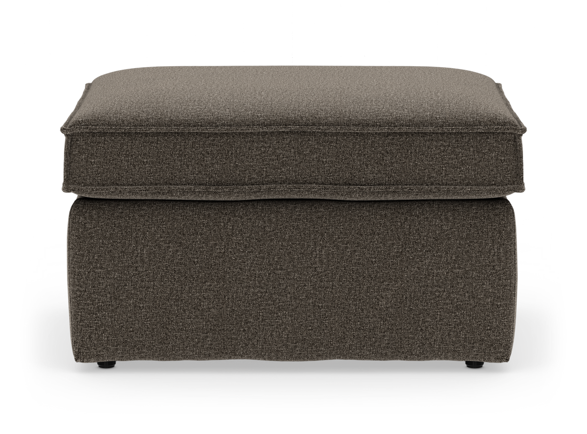 Mørkebrun stofpuf/ottoman i enkel, moderne design set forfra.