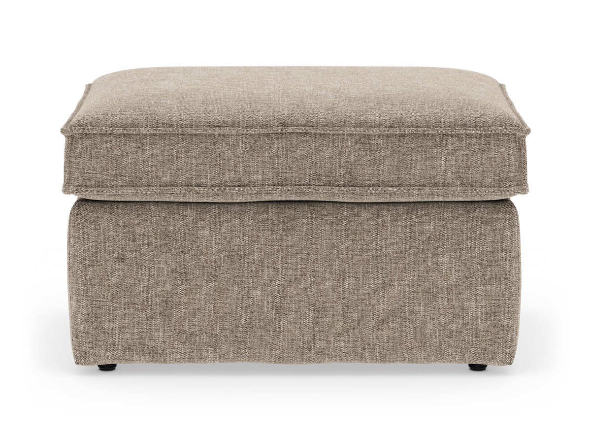 Beigefarvet tekstil-ottoman/puf med blød top, frilagt på hvid baggrund.