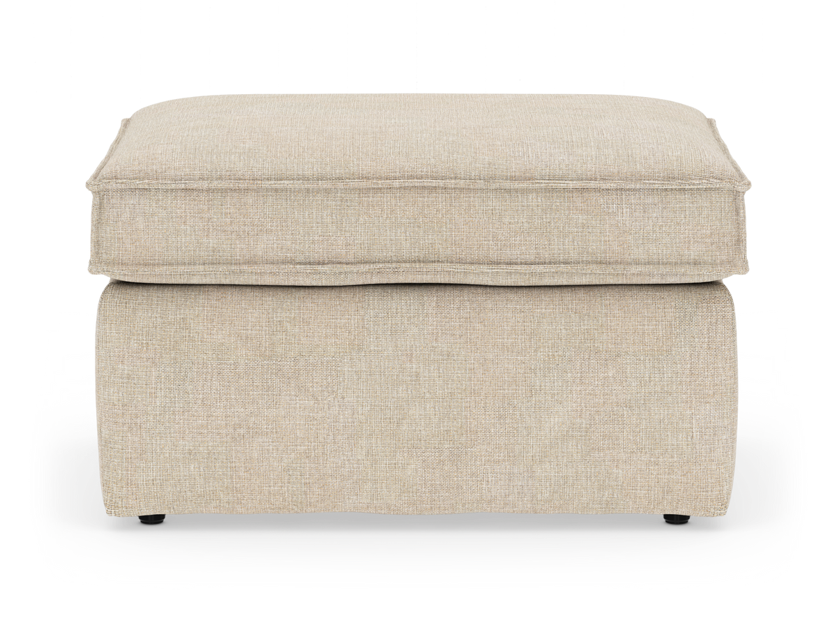 Beige puf i stof med blød top, frilagt på hvid baggrund.