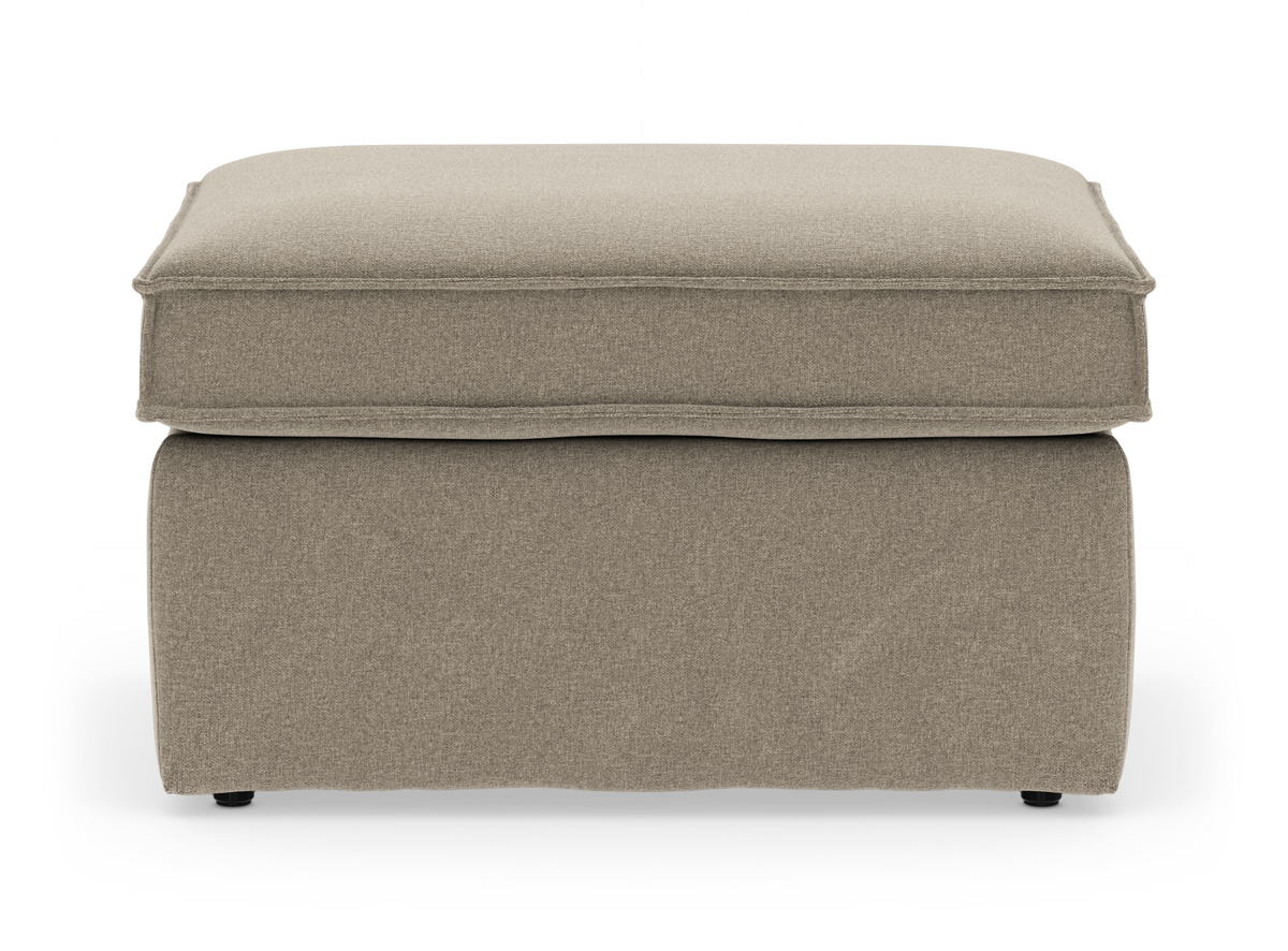 Beige stofbetrukket ottoman/fodskammel i frontvisning, frilagt på hvid baggrund.