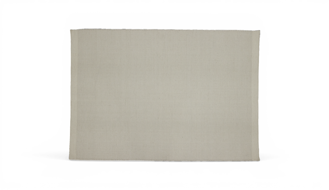 Beige vævet stofserviet/placemat mod sort baggrund, enkel og centreret.