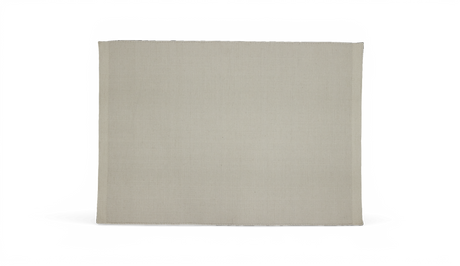 Beige vævet stofserviet/placemat mod sort baggrund, enkel og centreret.