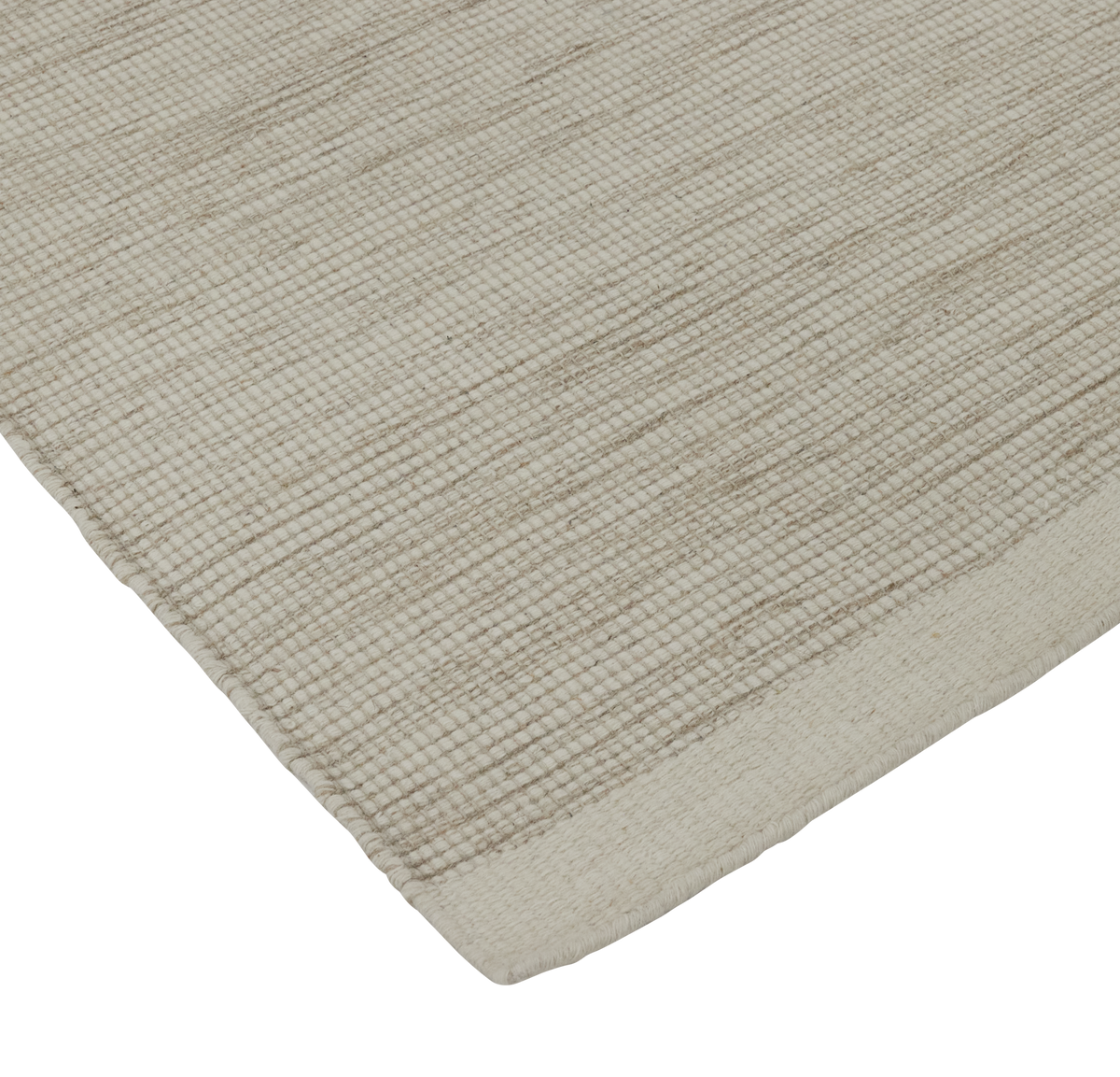 Close-up af hjørnet på et beige, vævet tæppe med subtil struktur.
