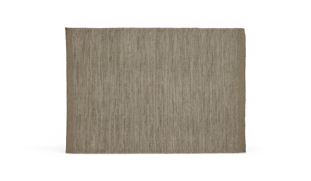 Rektangulært beige tæppe med subtil vævet struktur.