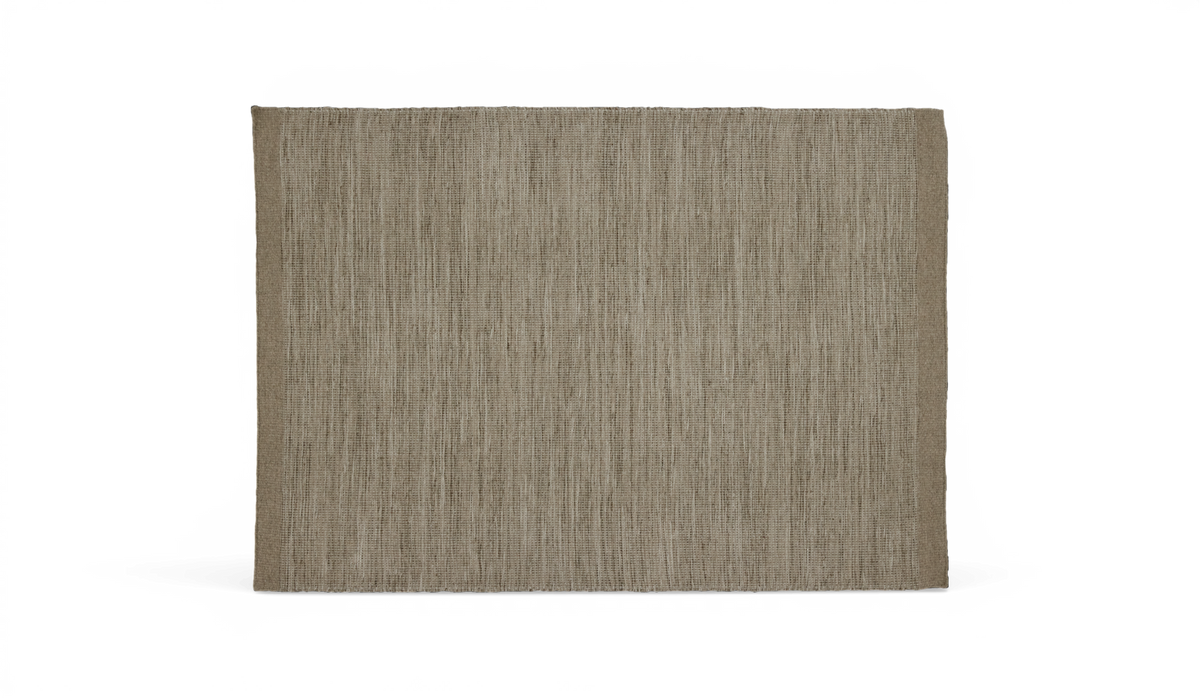Rektangulært beige tæppe med subtil vævet struktur.