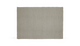 Beige rektangulært tæppe med diskret tekstur, frilagt på sort baggrund.