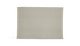 Beige vævet stofserviet med enkel kant, fotograferet fladt mod sort baggrund.