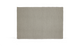 Beige rektangulært tæppe på mørk baggrund.