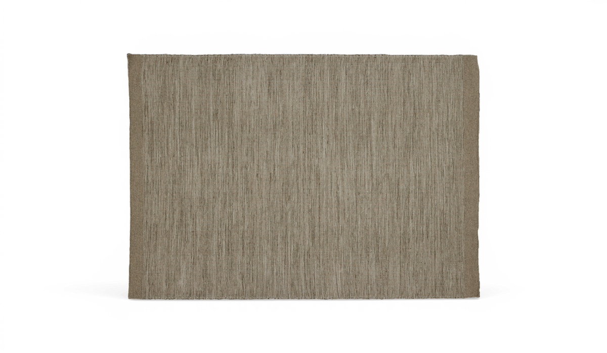 Rektangulært beige vævet tæppe med subtil struktur.