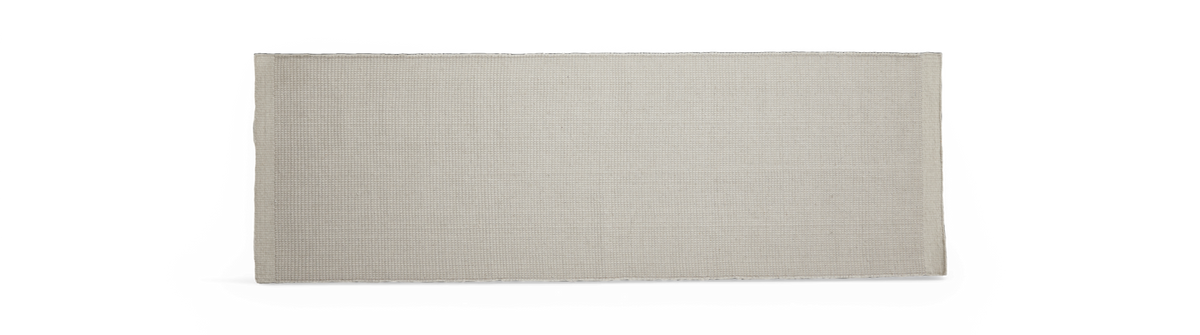 Lys beige rektangulær løber med vævet struktur på hvid baggrund.