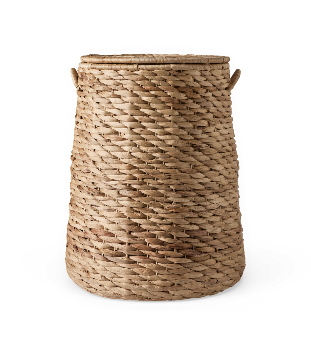Flettet kurv i naturmaterial med låg og sidehåndtag på hvid baggrund.