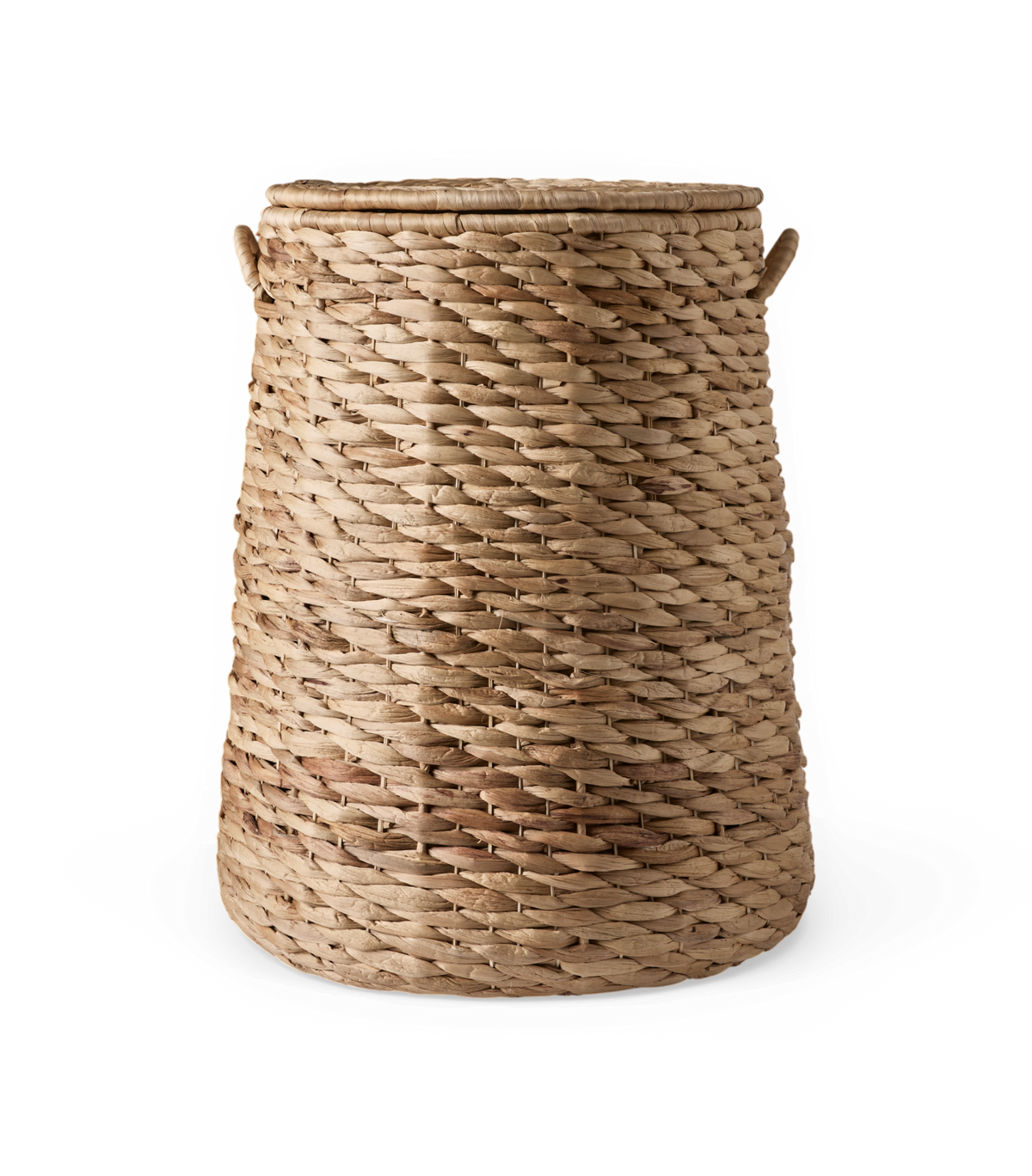 Flettet kurv i naturmaterial med låg og sidehåndtag på hvid baggrund.