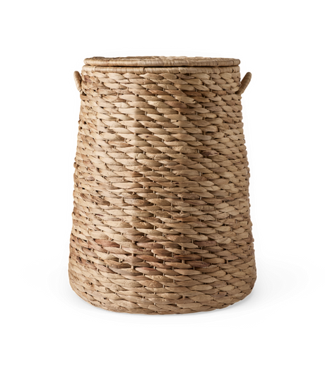 Flettet kurv i naturmaterial med låg og sidehåndtag på hvid baggrund.