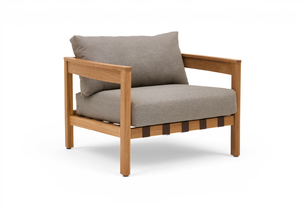 Lænestol i lysegråt stof med ramme i lyst træ, moderne minimalistisk design.
