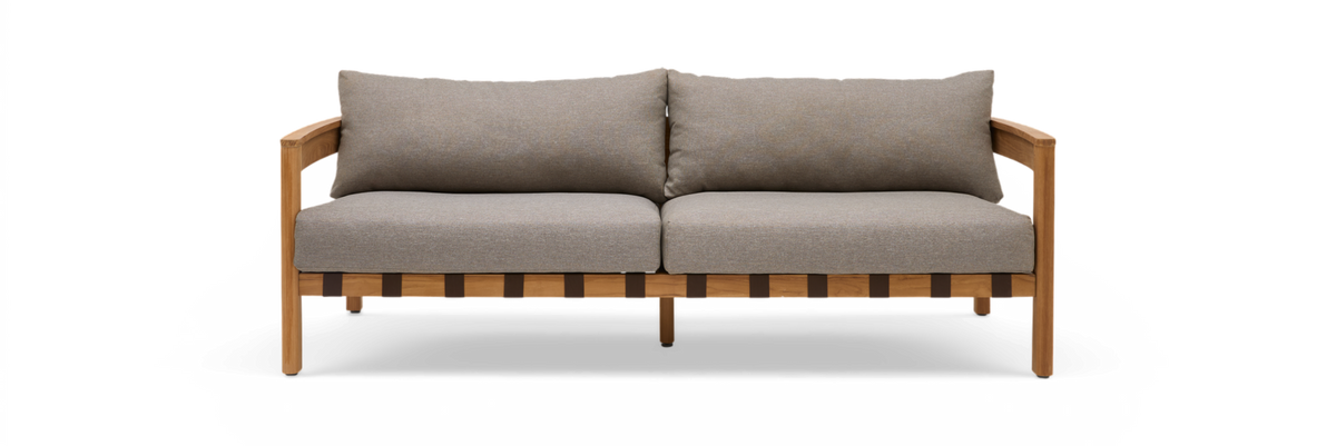Topersoners sofa i træ med grå hynder, frontvisning på neutral baggrund.