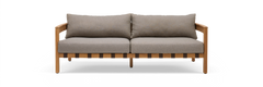 Topersoners sofa i træ med grå hynder, frontvisning på neutral baggrund.