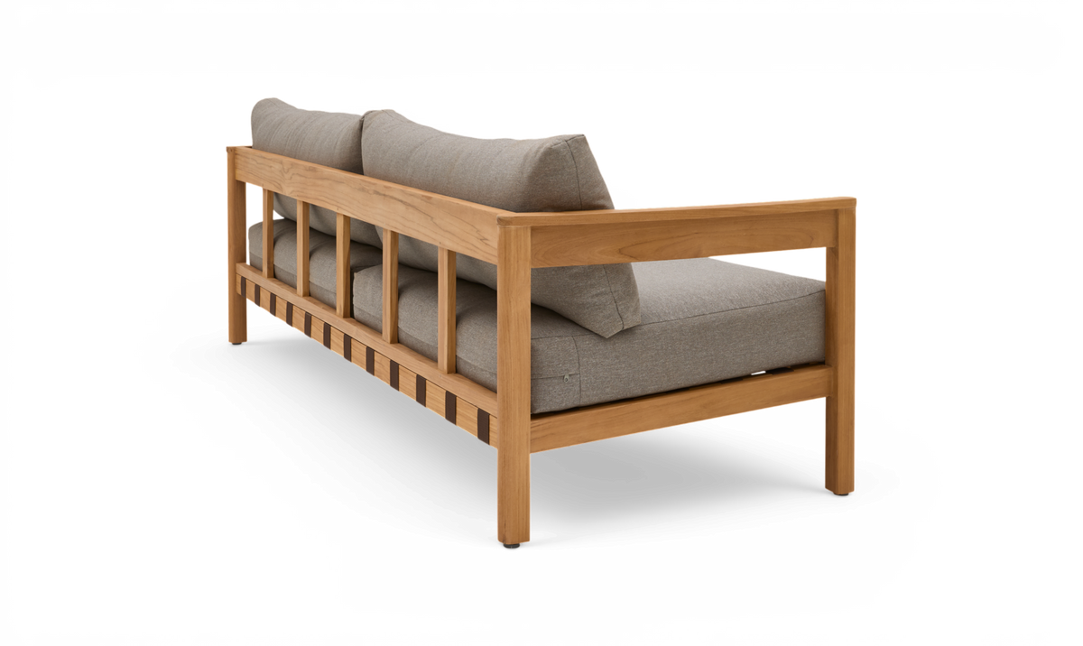 Træsofa med grå sæde- og rygpuder, vist i bagvinkel på hvid studiebaggrund.