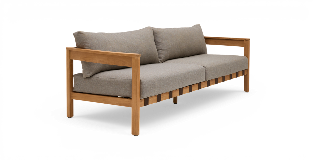 Tresæders sofa med ramme i træ og lysegrå sæde- og ryghynder, set i front-vinkel på hvid baggrund.