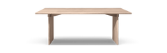 Frontvisning af et rektangulært spisebord i lys eg med enkle T-formede ben, frilagt på transparent baggrund.