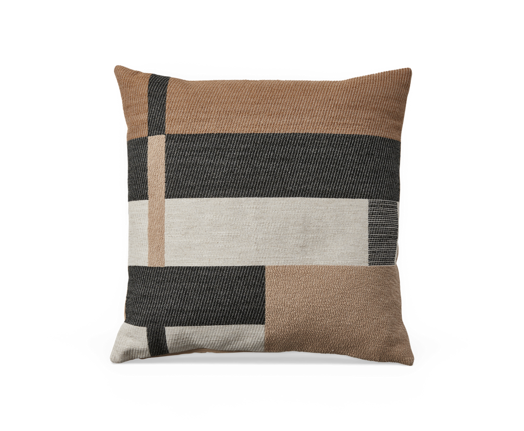 Kvadratisk pyntepude med grafisk blokmønster i beige, sort og offwhite.