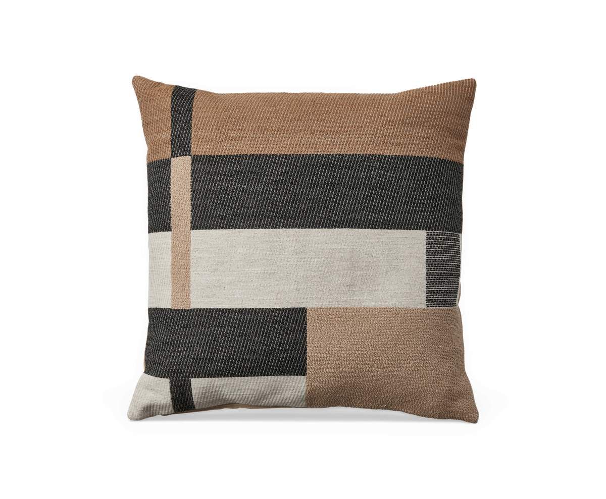 Kvadratisk pyntepude med grafisk blokmønster i beige, sort og offwhite.