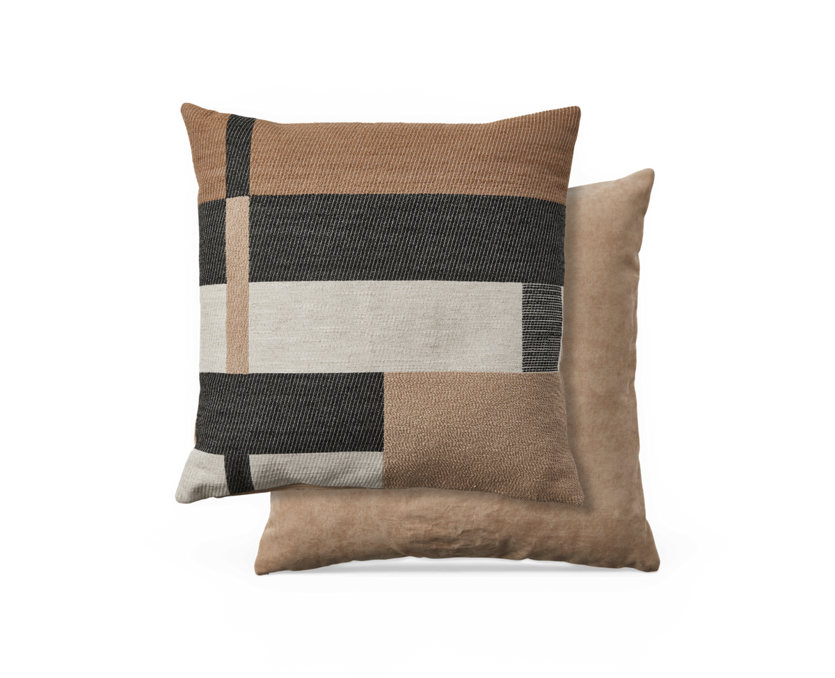 To pyntepuder, en med geometrisk blokmønster i beige, sort og hvid og en ensfarvet beige bagved, frilagt på hvid baggrund.