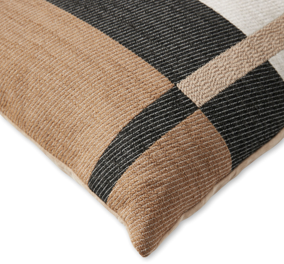 Nærbillede af pude med geometrisk mønster i beige, sort og hvid.