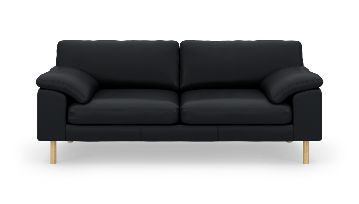 Sort sofa med to sæde- og ryghynder og lyse træben, frilagt på hvid baggrund.