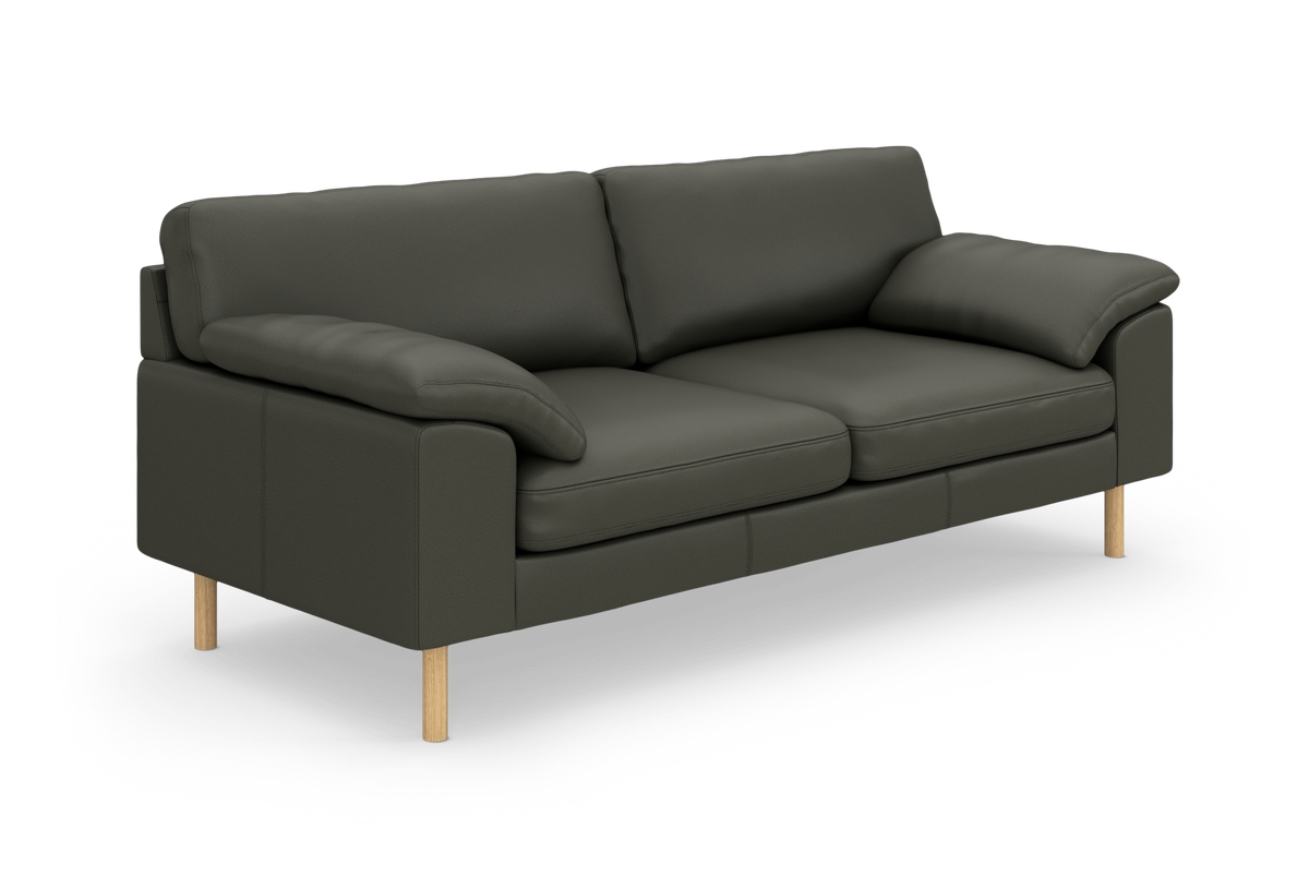 Mørkegrøn 3-personers sofa med træben, fritlagt produktbillede i skrå frontvinkel.