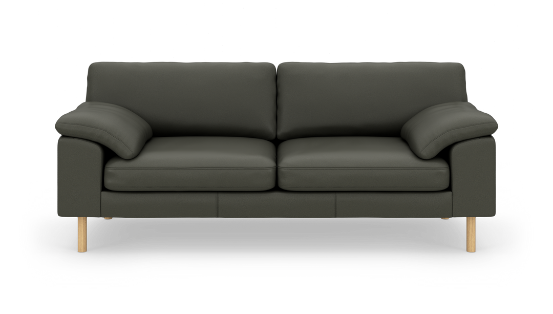 Mørkegrøn 2-personers sofa i læderlook med træben, set forfra.