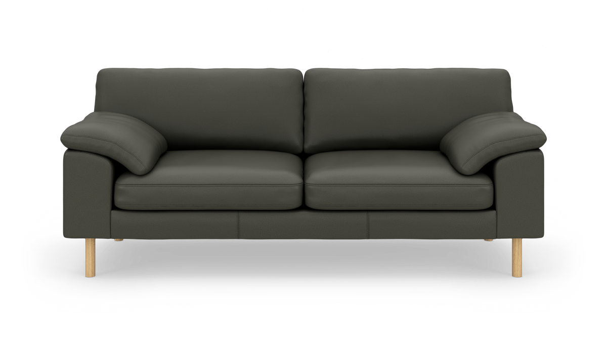Mørkegrøn 2-personers sofa i læderlook med træben, set forfra.