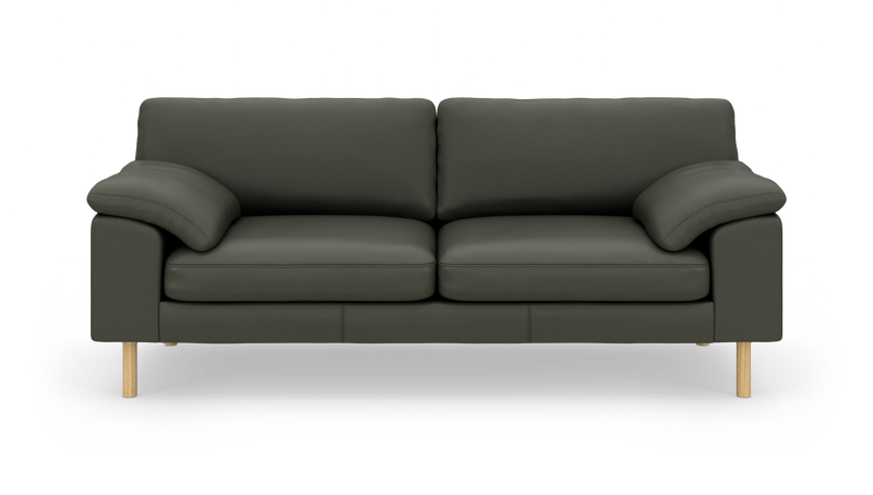 Mørkegrøn 2-personers sofa i læderlook med træben, set forfra._ps