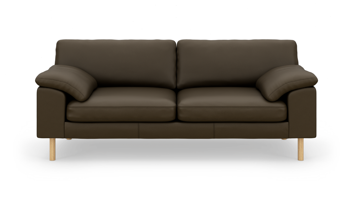 Mørkebrun lædersofa med træben, fritlagt på hvid baggrund.
