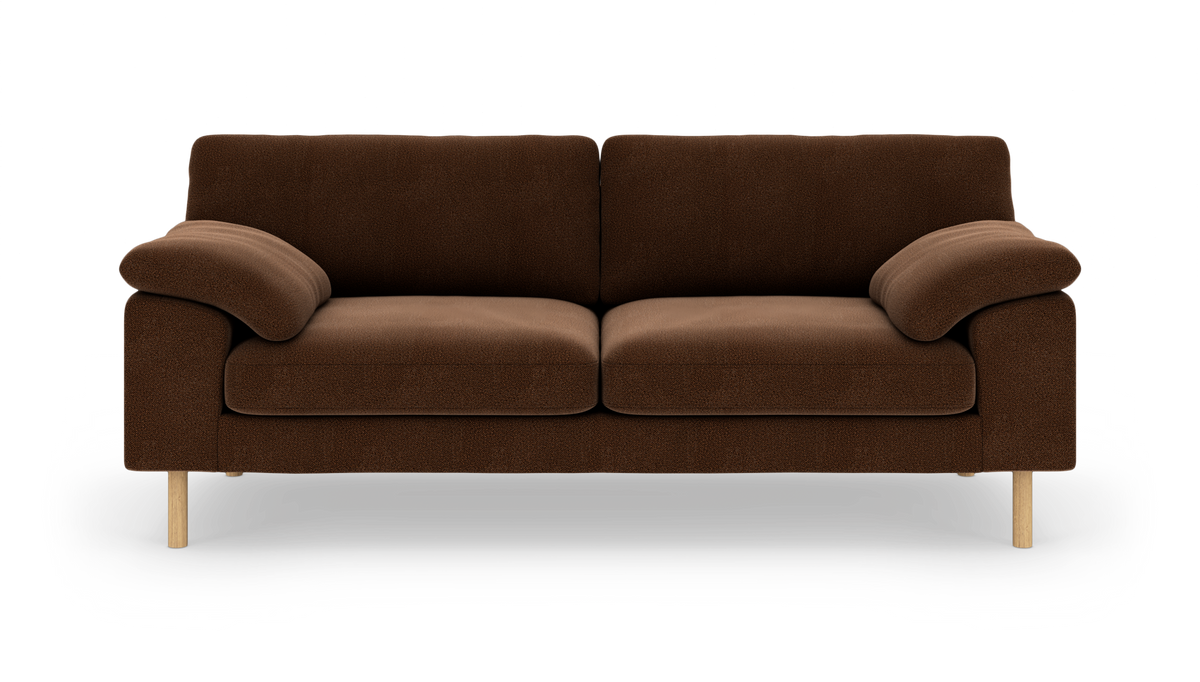 Brun sofa med to sædehynder, bløde armlæn og lyse træben på hvid studiobaggrund.